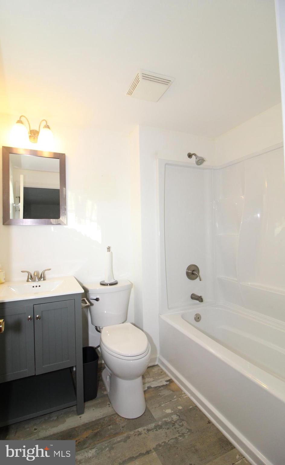 33 Walters Road Glen Mills, PA 19342 - Photo 20 of 32 Private & Updated MBrm Bathroom