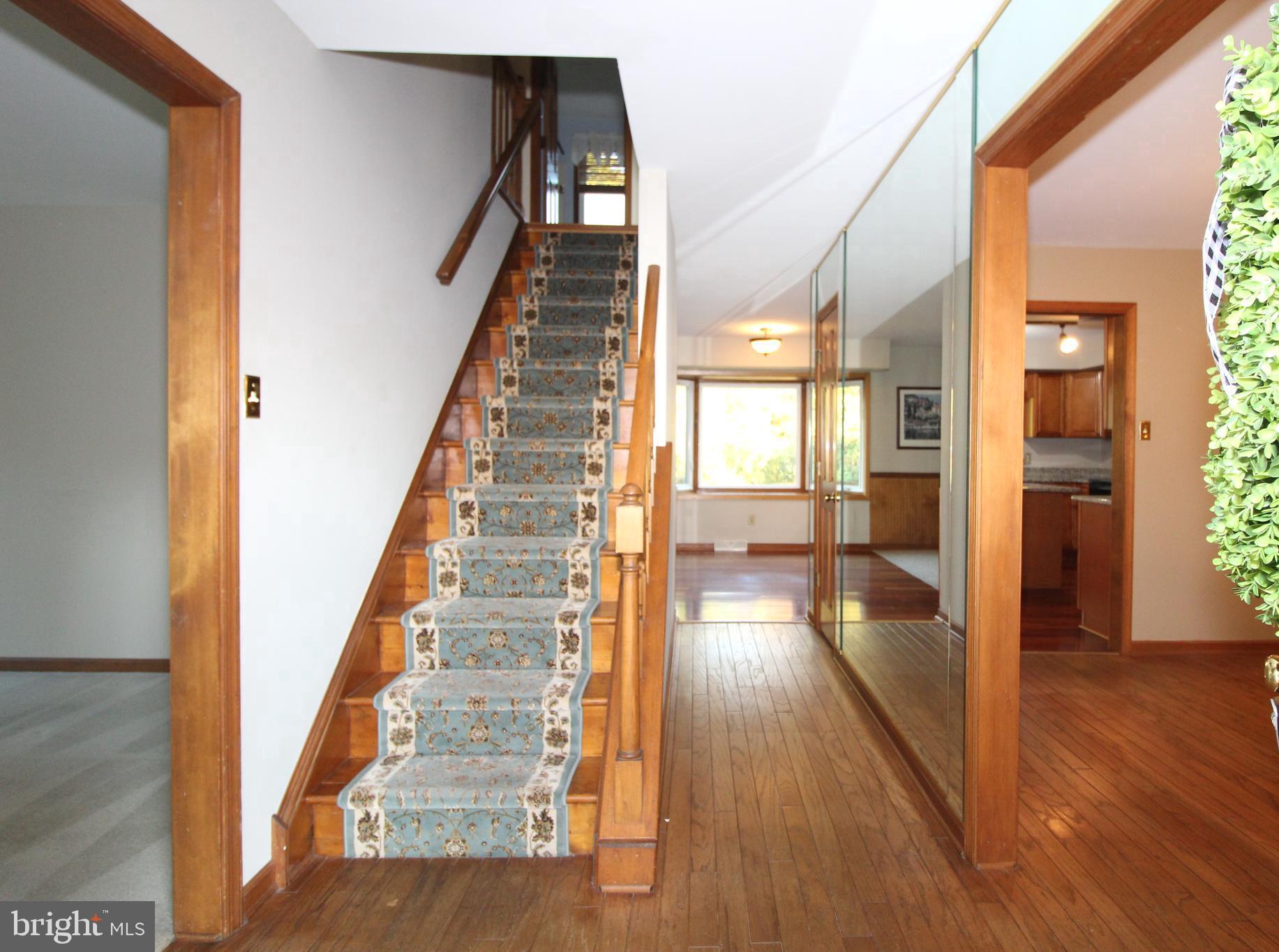 33 Walters Road Glen Mills, PA 19342 - Photo 2 of 32 Foyer Entrance with Hardwood Floors