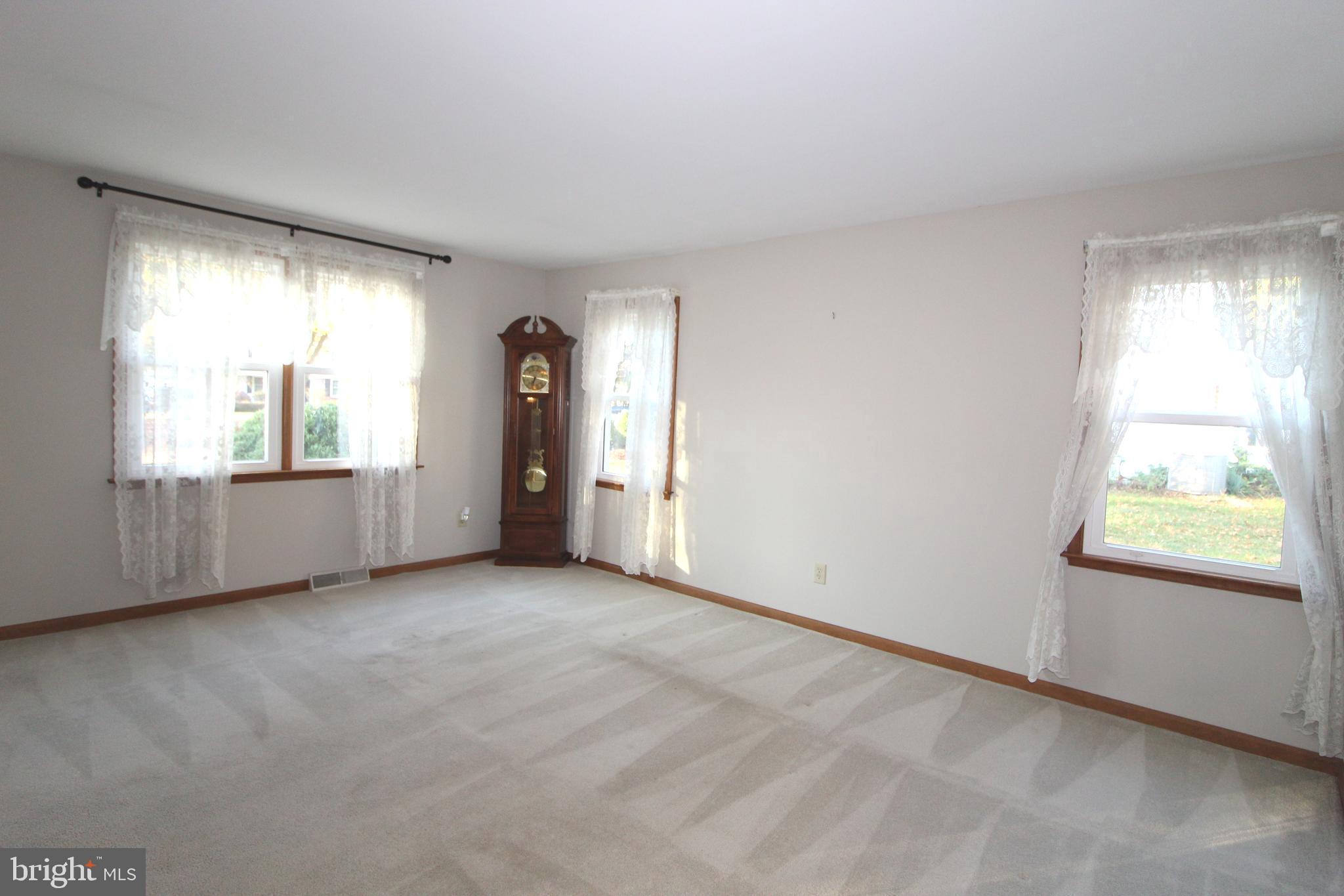 33 Walters Road Glen Mills, PA 19342 - Photo 4 of 32 Large Living Room