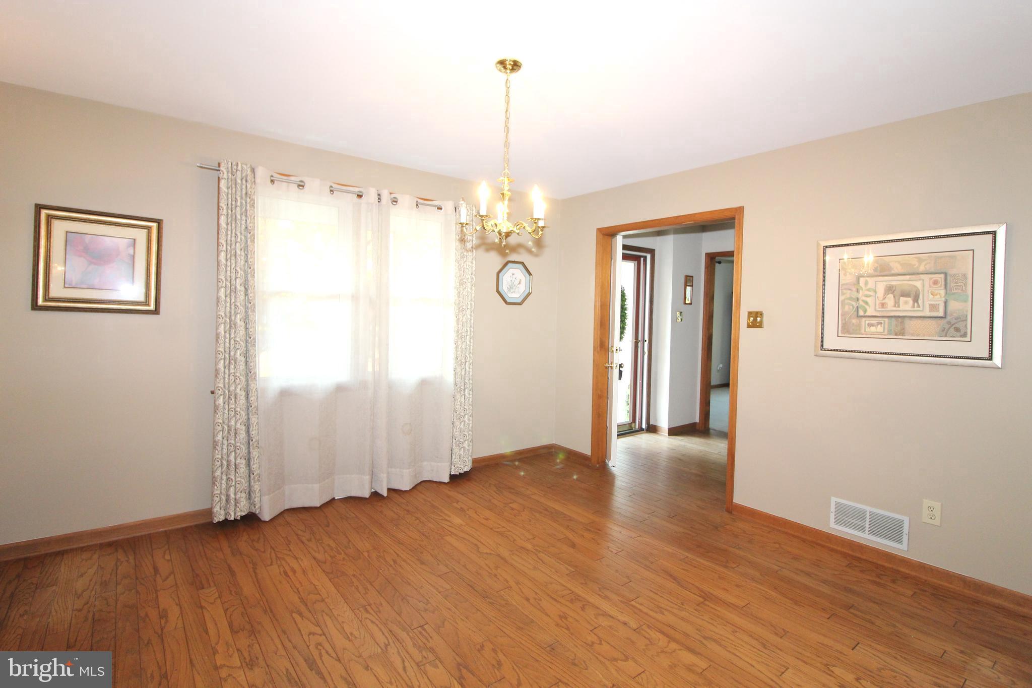 33 Walters Road Glen Mills, PA 19342 - Photo 7 of 32 Light & Bright Dining Room