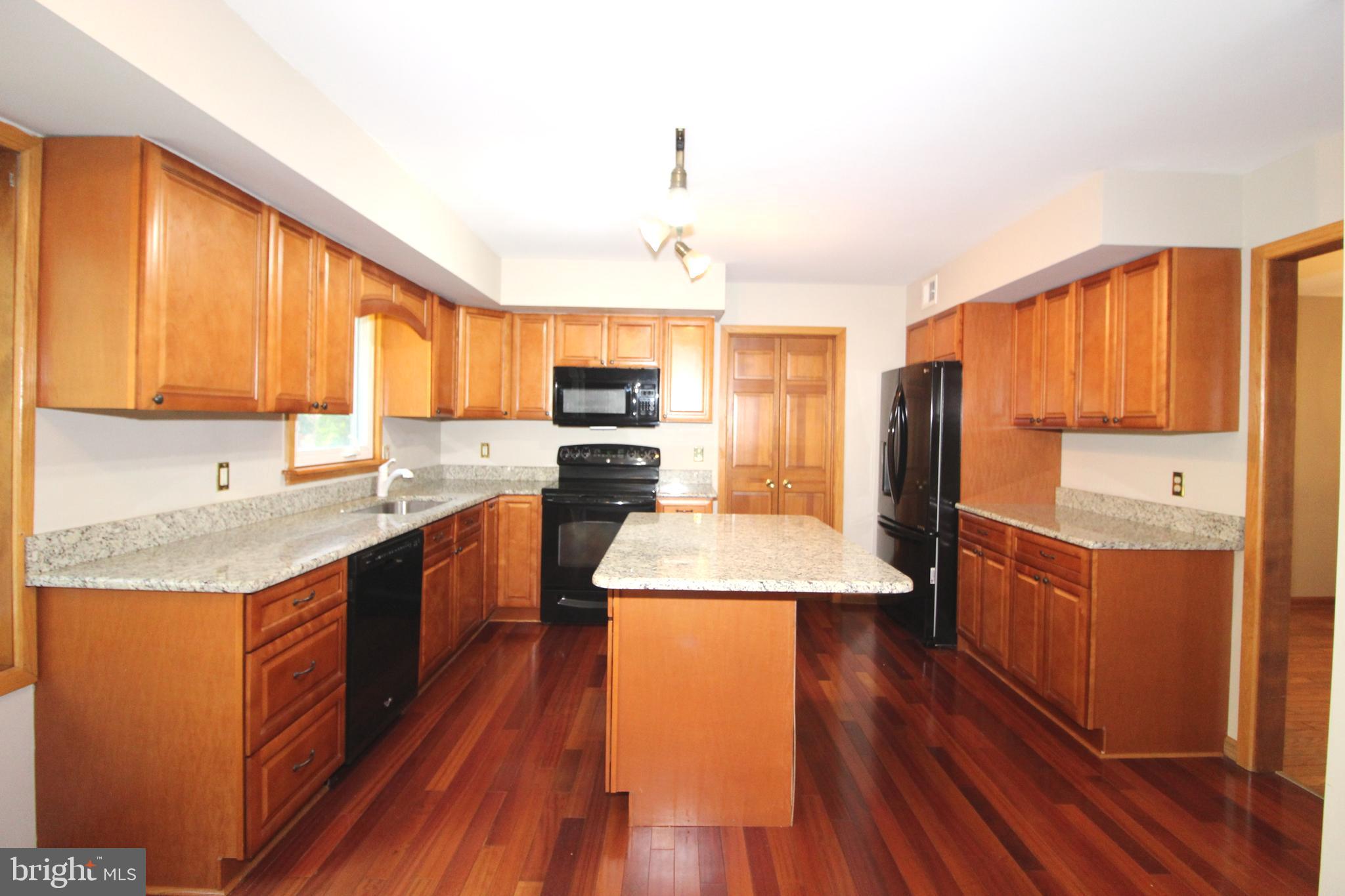 33 Walters Road Glen Mills, PA 19342 - Photo 9 of 32 Fully- Equipped Eat-in Kitchen