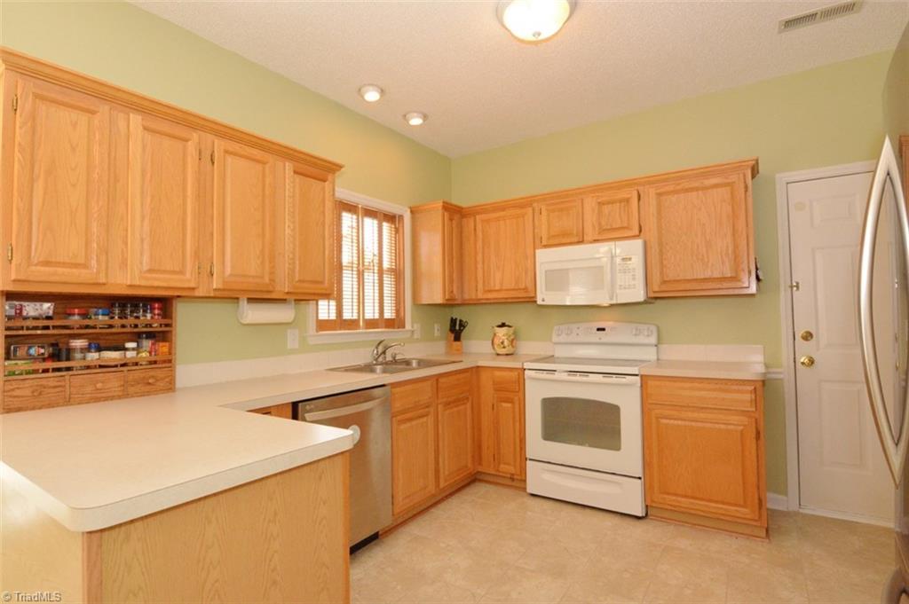 4234 Beacon Ridge Drive High Point, NC 27265 - Photo 10 of 26 Gallery Image 10