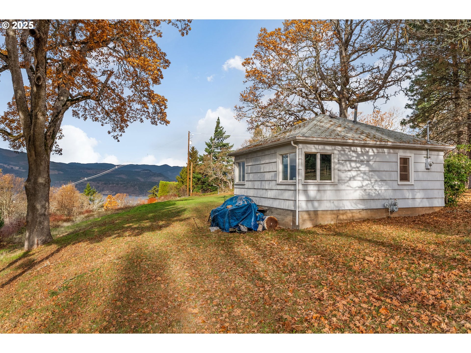 710 Highline Road Hood River, OR 97031 - Photo 11 of 36 a view of a house with backyard