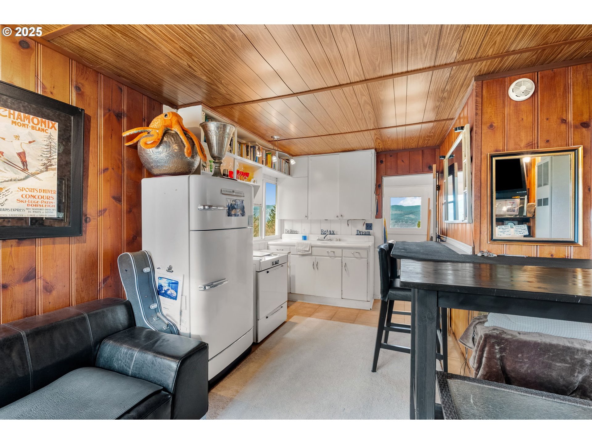 710 Highline Road Hood River, OR 97031 - Photo 14 of 36 a utility room with dryer and washer