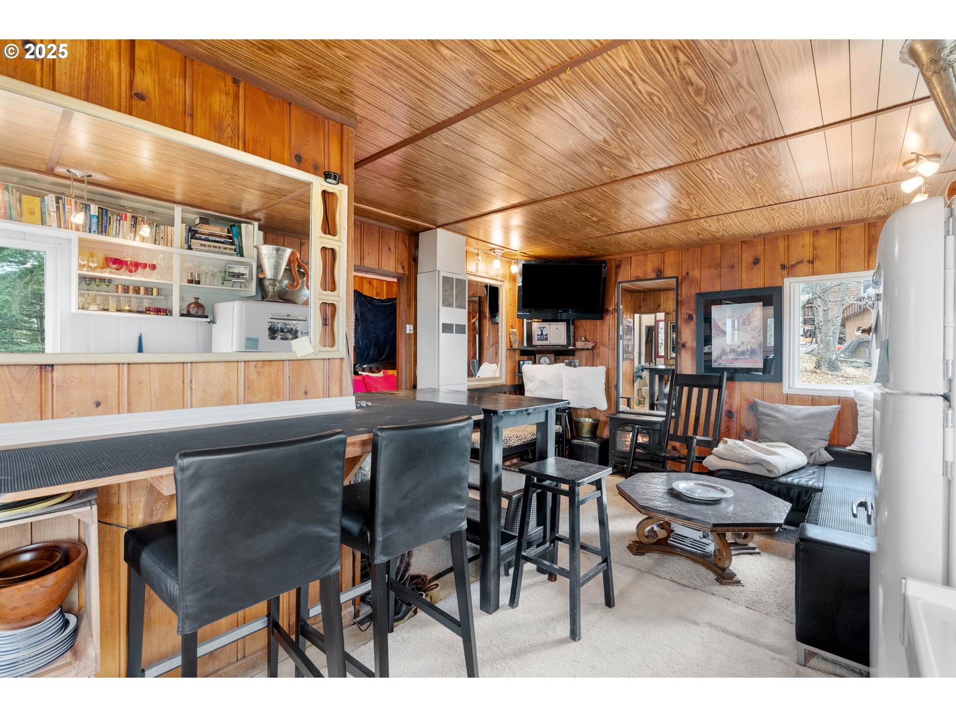710 Highline Road Hood River, OR 97031 - Photo 15 of 36 a living room filled with furniture and a table