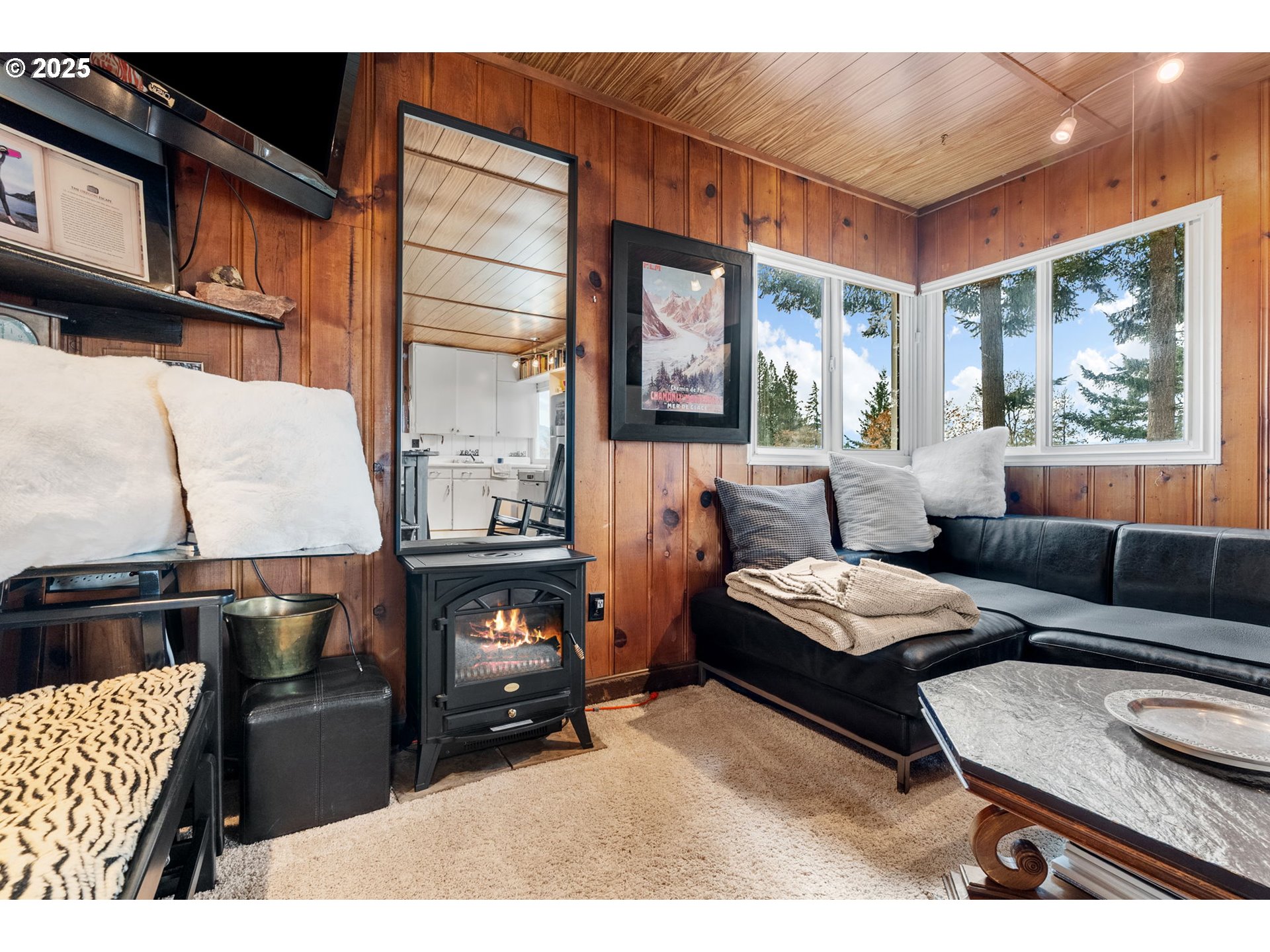 710 Highline Road Hood River, OR 97031 - Photo 16 of 36 a living room with furniture and a window