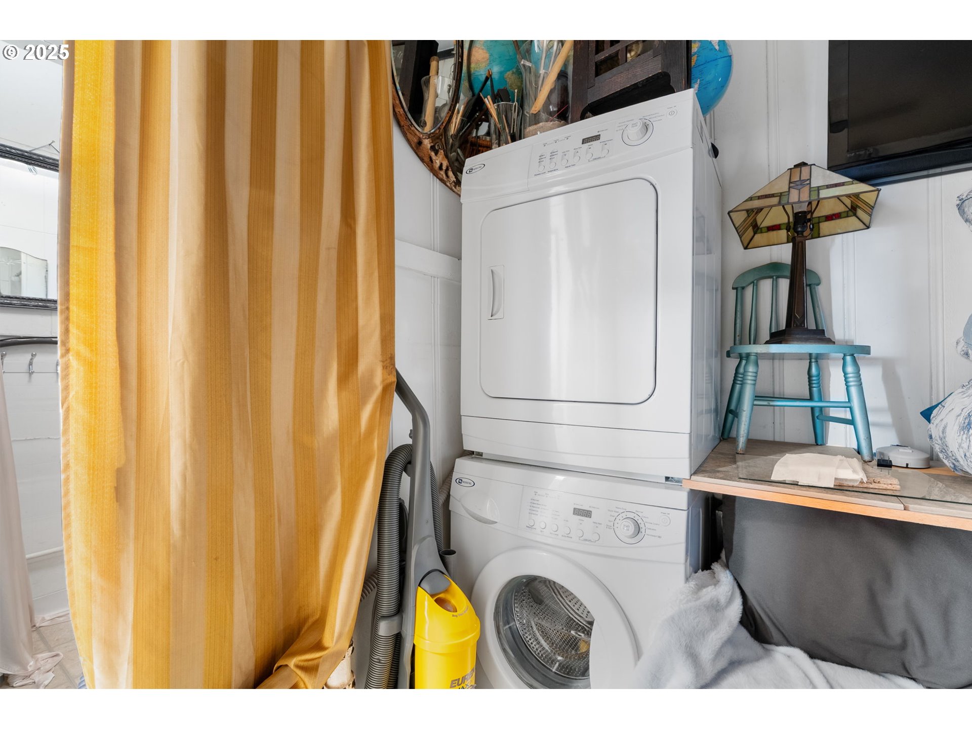 710 Highline Road Hood River, OR 97031 - Photo 19 of 36 a utility room with dryer and washer