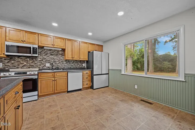 $1,350 | 1033 Xavier Drive, Fayetteville, NC 28311