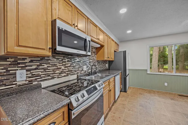 $1,300 | 1033 Xavier Drive, Fayetteville, NC 28311