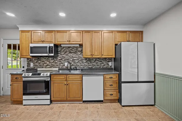 $1,300 | 1033 Xavier Drive, Fayetteville, NC 28311