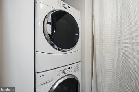 a close up view of a washer and dryer