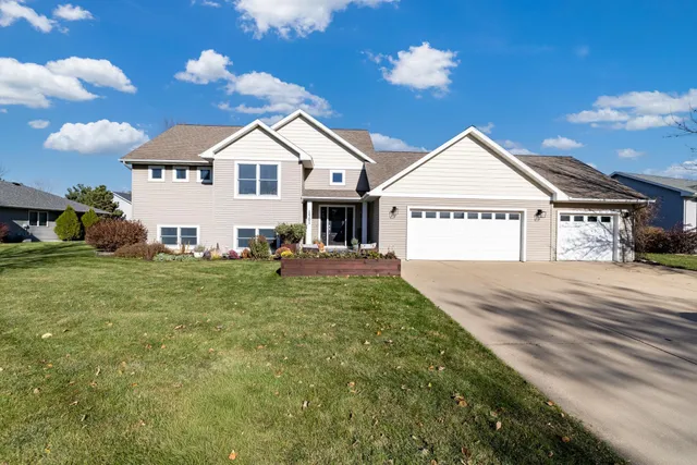 $439,900 | 1401 Lloyd Lane, St. Peter, MN 56082
