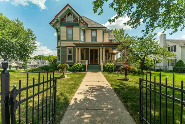 $699,900 | 1222 11th Street, Monroe, WI 53566