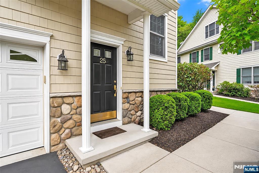 25 Woods Edge Road Old Tappan, NJ 07675 - Photo 3 of 30