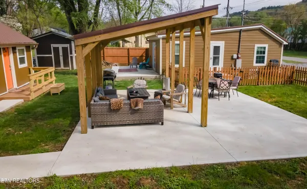 $1,000,000 | 8113 West Old Highway 73, Townsend, TN 37882