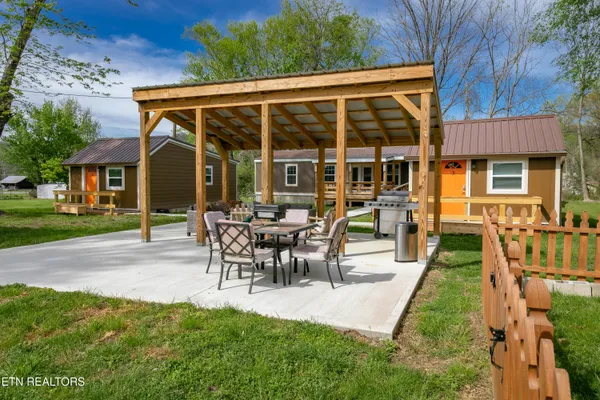 $1,000,000 | 8113 West Old Highway 73, Townsend, TN 37882