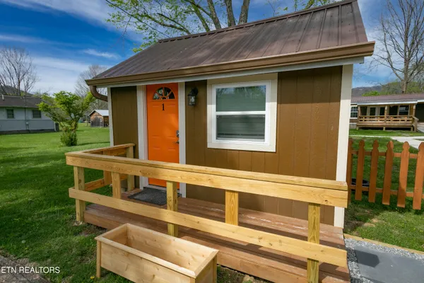 $1,000,000 | 8113 West Old Highway 73, Townsend, TN 37882