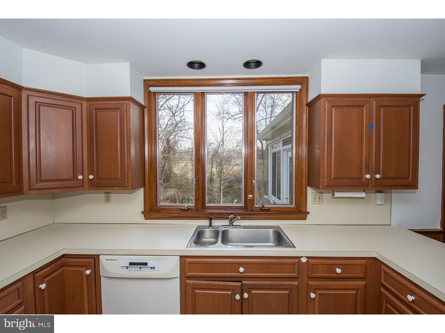418 Round Hill Road Wayne, PA 19087 - Photo 9 of 23
