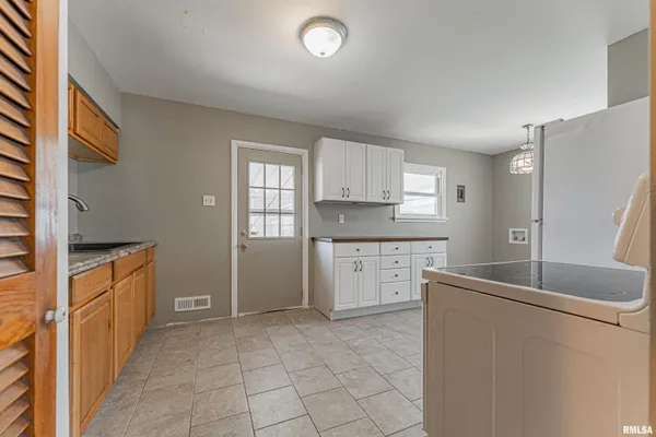 $135,000 | 225 Nugent Place, Lincoln, IL 62656