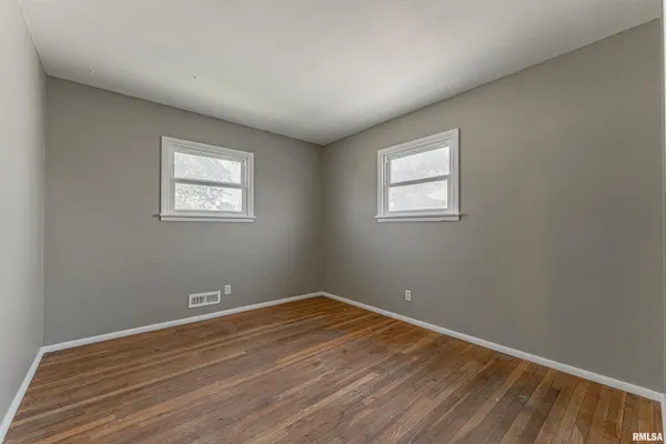 $135,000 | 225 Nugent Place, Lincoln, IL 62656