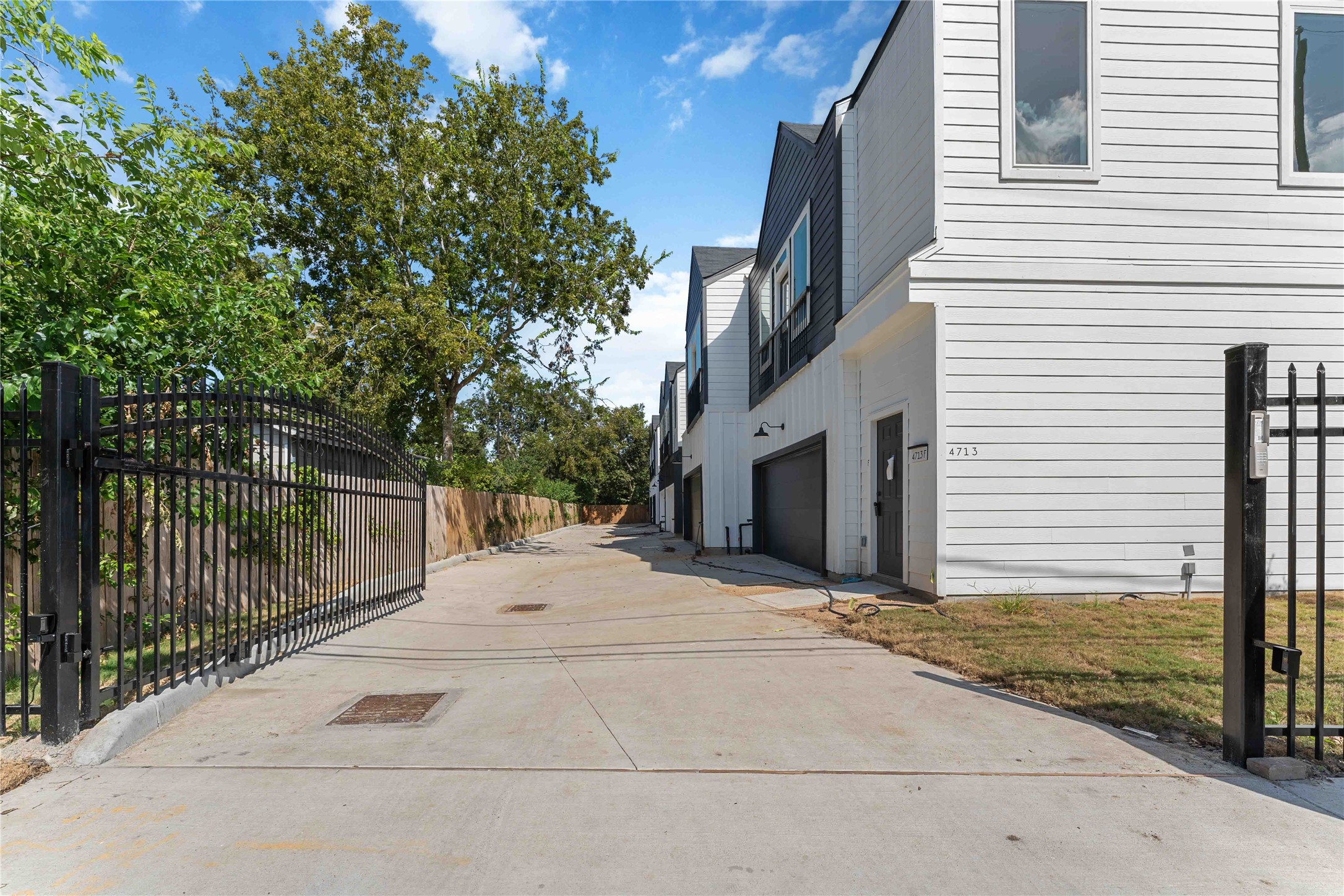 4713 Mallow Street, Unit A/B Houston, TX 77033 - Photo 2 of 25