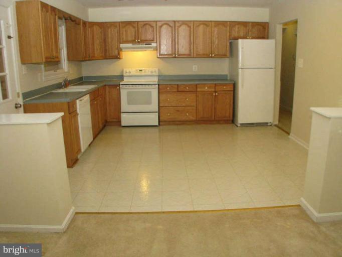 209 Kennedy Road Sterling, VA 20164 - Photo 8 of 24 Kitchen