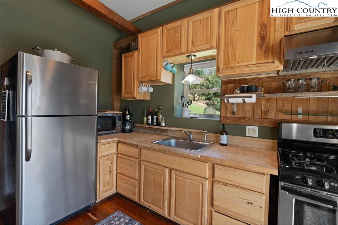 3086 Summit Road Purlear, NC 28665 - Photo 9 of 37