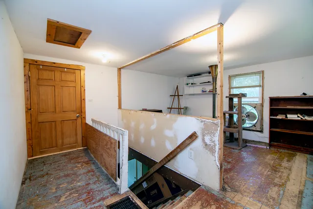 a view of a livingroom with furniture