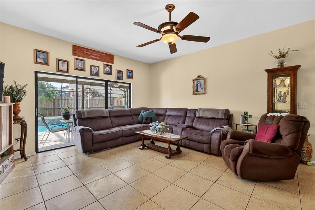 562 Hassocks Loop Lake Mary, FL 32746 - Photo 18 of 34 a living room with furniture