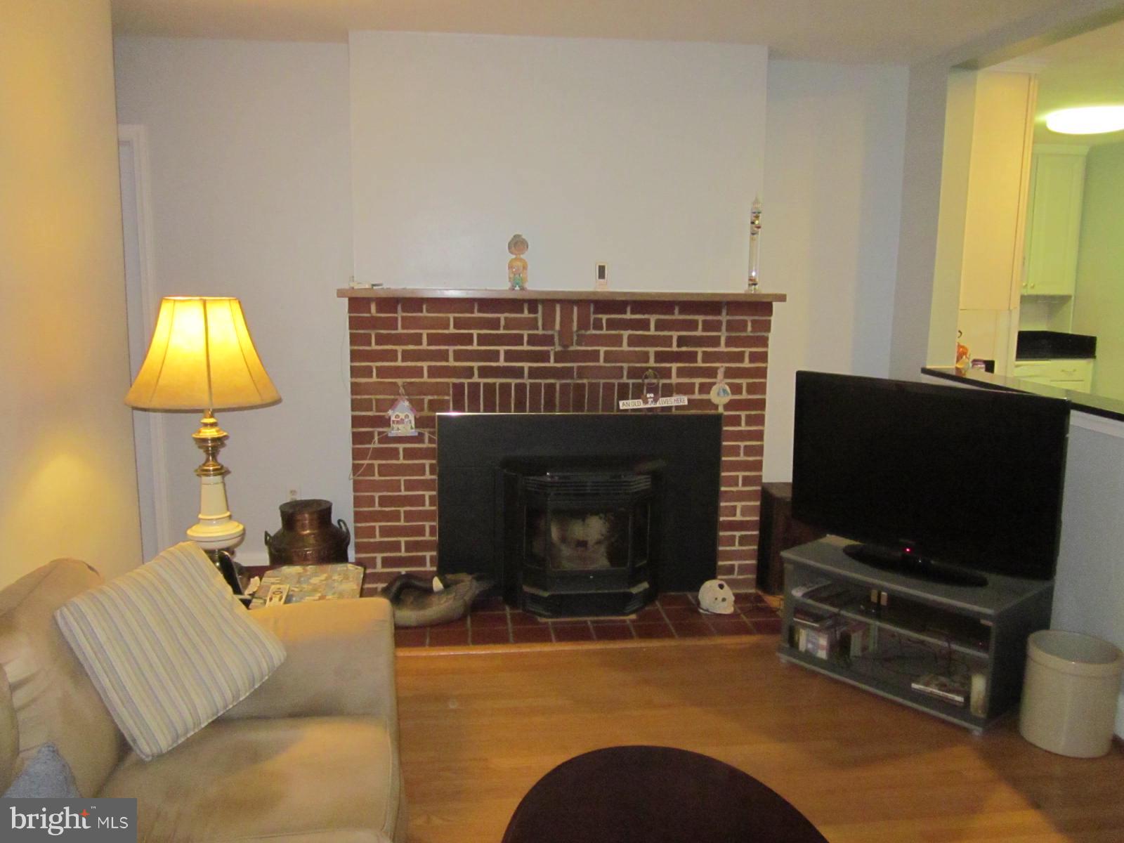 8418 Park Road Pasadena, MD 21122 - Photo 20 of 30 Living Room