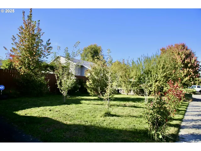 a view of a grassy area