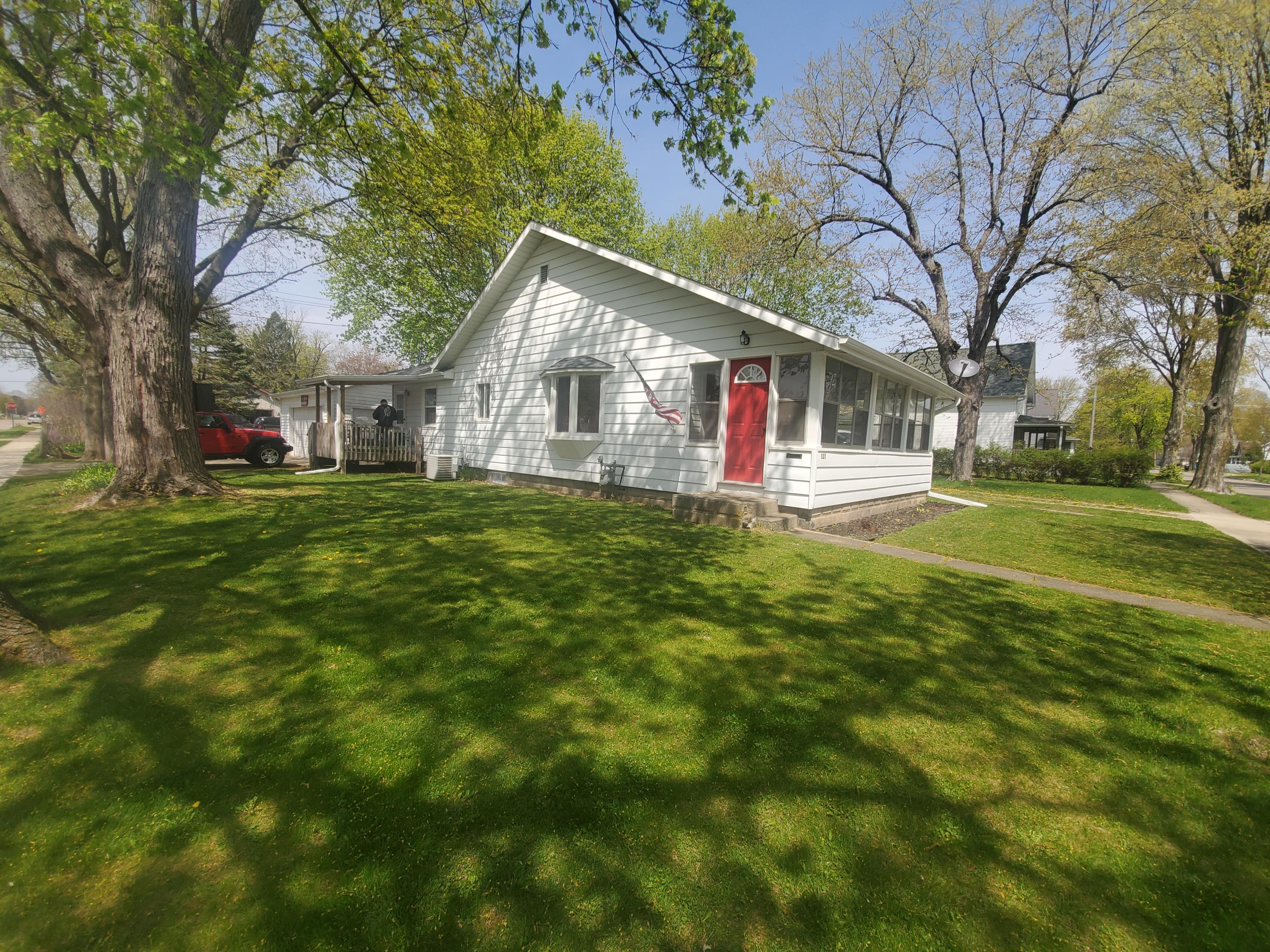 527 South Hooker Avenue Three Rivers, MI 49093 - Photo 1 of 15 20210427_122500