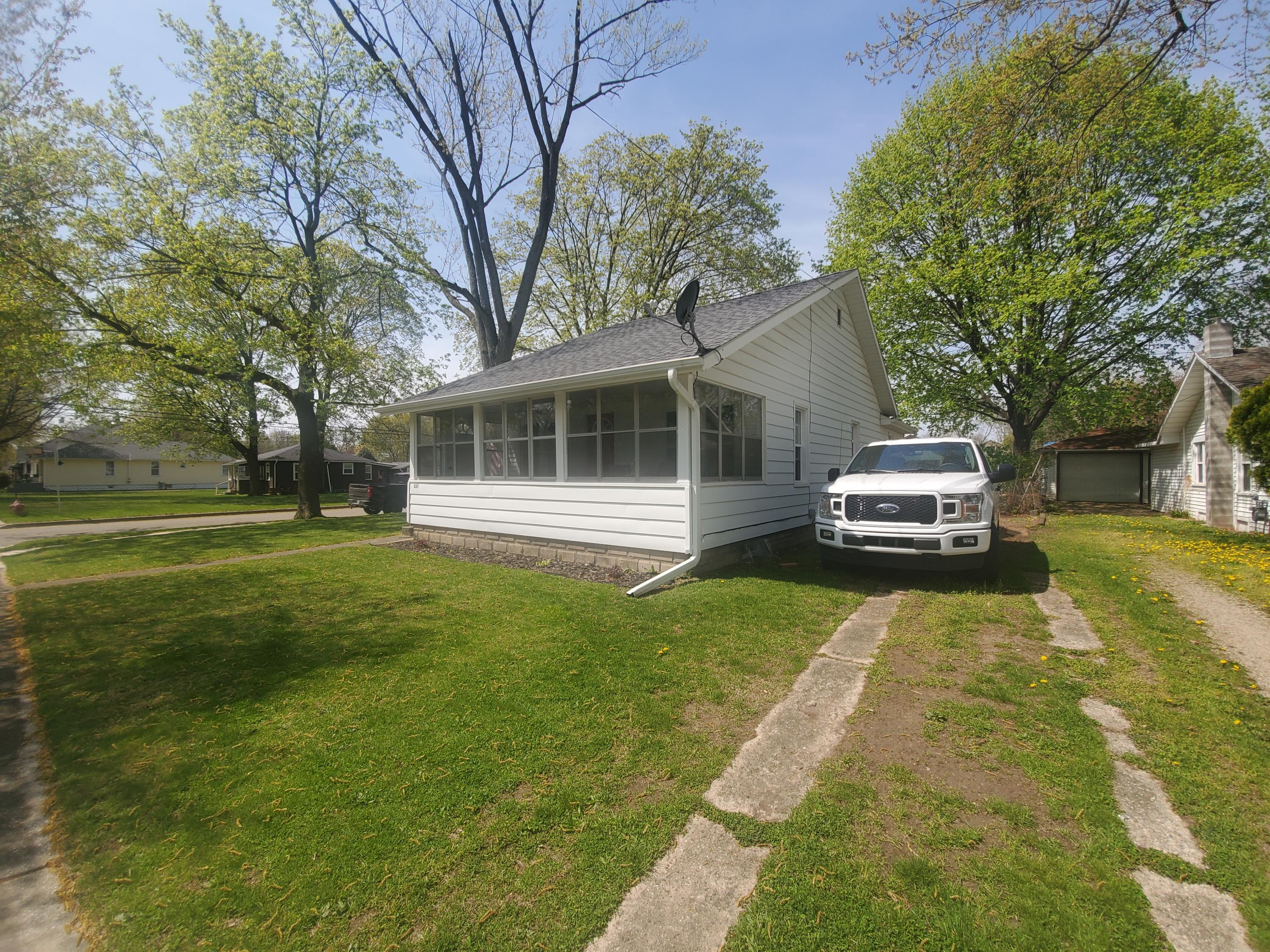 527 South Hooker Avenue Three Rivers, MI 49093 - Photo 2 of 15 20210427_122523