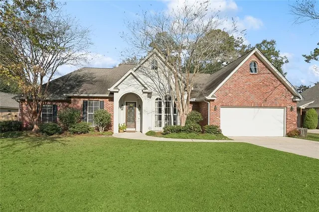 $460,000 | 424 Laurelleaf Lane, Covington, LA 70433
