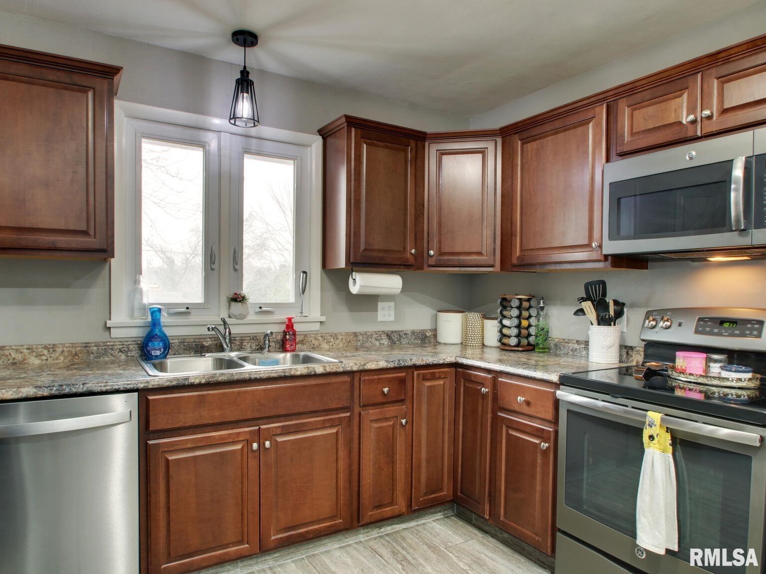 1213 South 24th Street Quincy, IL 62301 - Photo 3 of 29