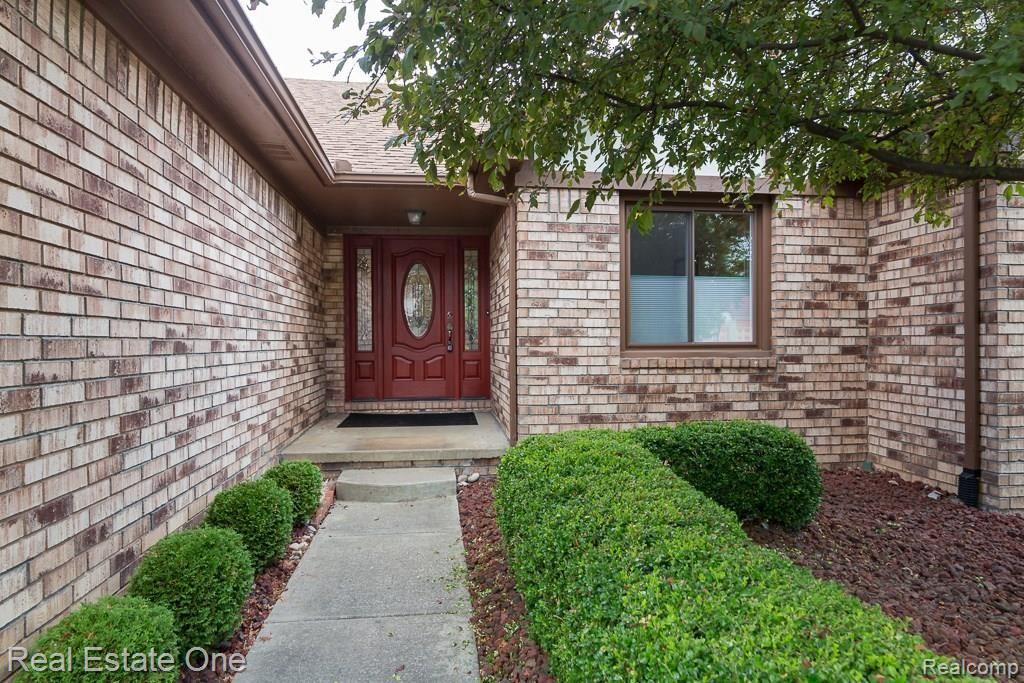 1313 Pembroke Drive Rochester, MI 48307 - Photo 2 of 22