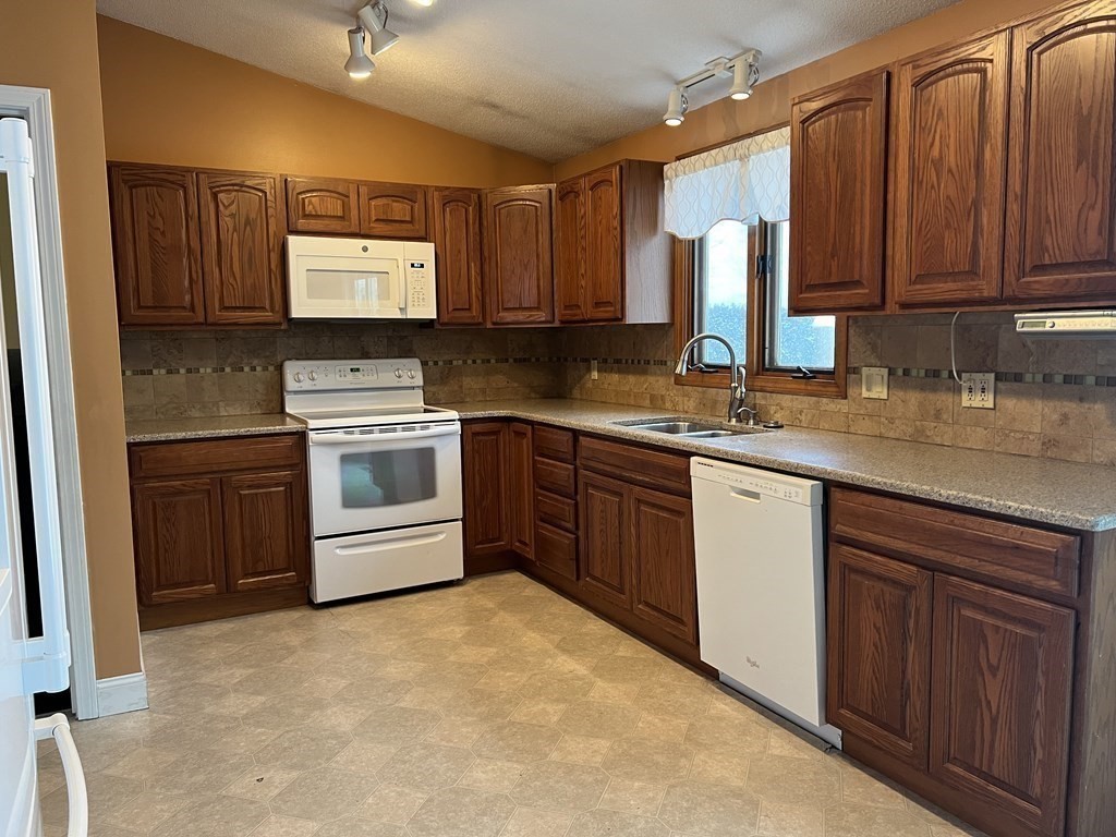 86 Lapa Farm Road Chicopee, MA 01013 - Photo 6 of 32 Gallery Image 6