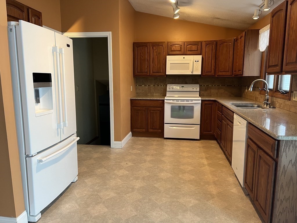 86 Lapa Farm Road Chicopee, MA 01013 - Photo 7 of 32 Gallery Image 7
