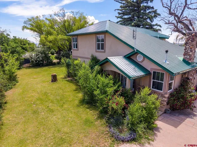 a view of a house with a yard