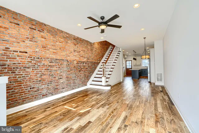 a view of livingroom with furniture