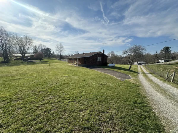 $279,900 | 552 Pea Ridge Road, Chestnut Mound, TN 38552
