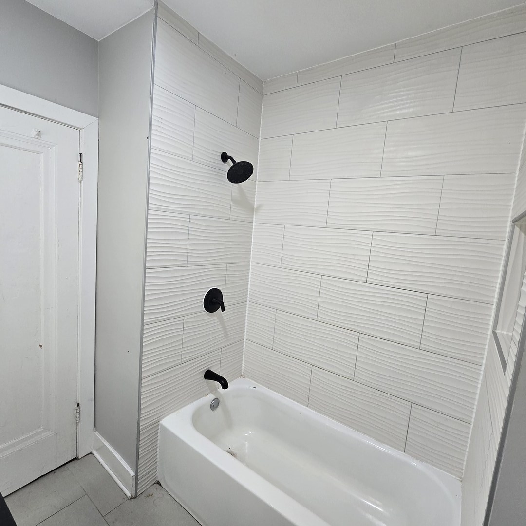 7529 North Claremont Avenue, Unit 2 Chicago, IL 60645 - Photo 13 of 24 a bathroom with a bathtub
