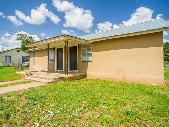 $115,000 | 1004 Avon Avenue, Llano, TX 78643