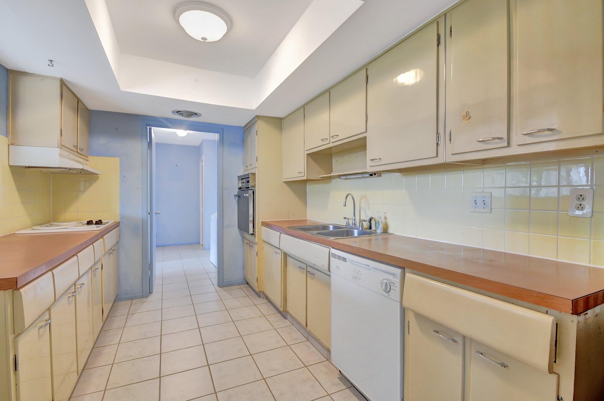 65 Northwest 12th Avenue Boca Raton, FL 33486 - Photo 15 of 47 Galley Kitchen