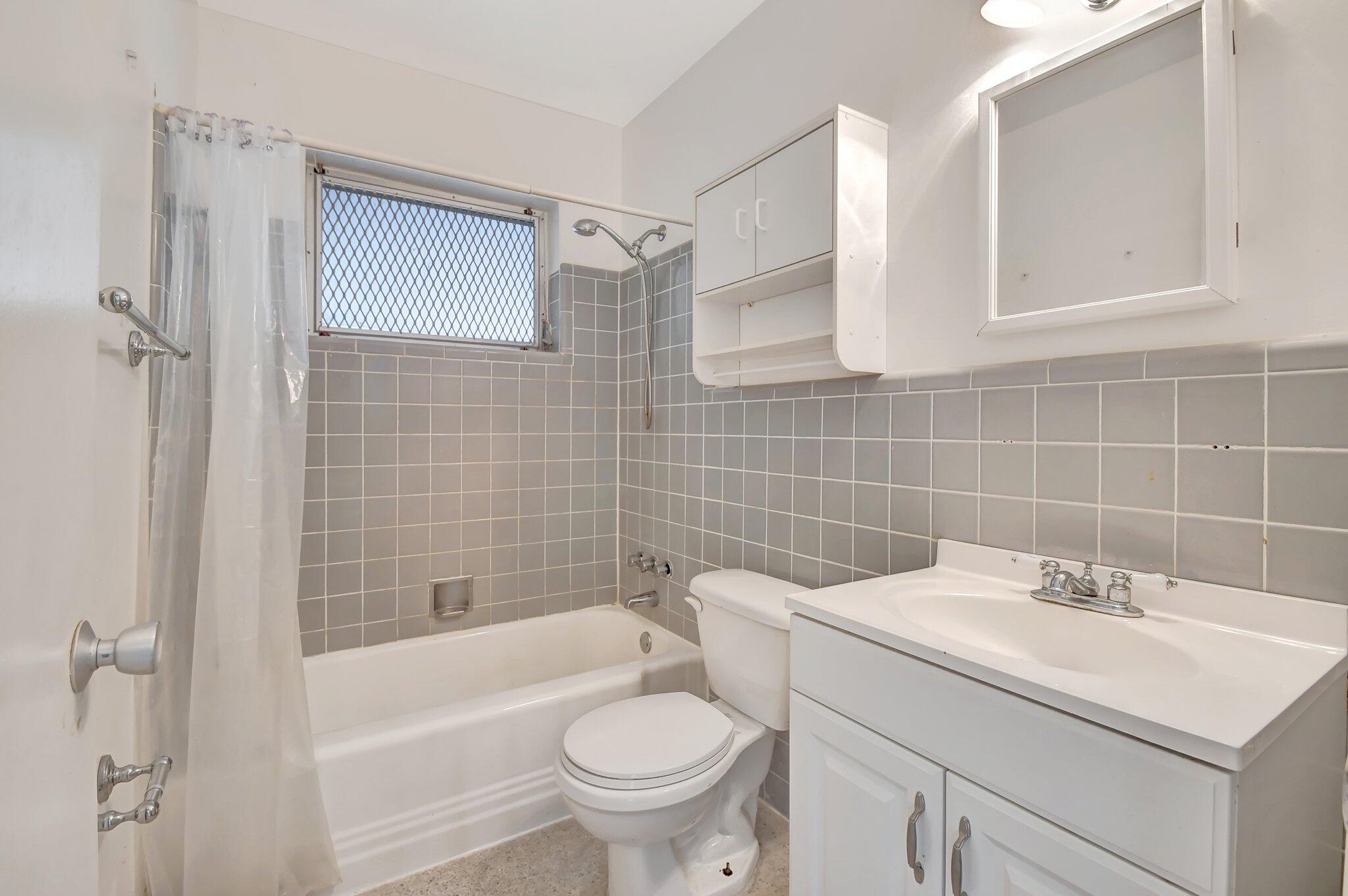 65 Northwest 12th Avenue Boca Raton, FL 33486 - Photo 27 of 47 Bathroom # 2