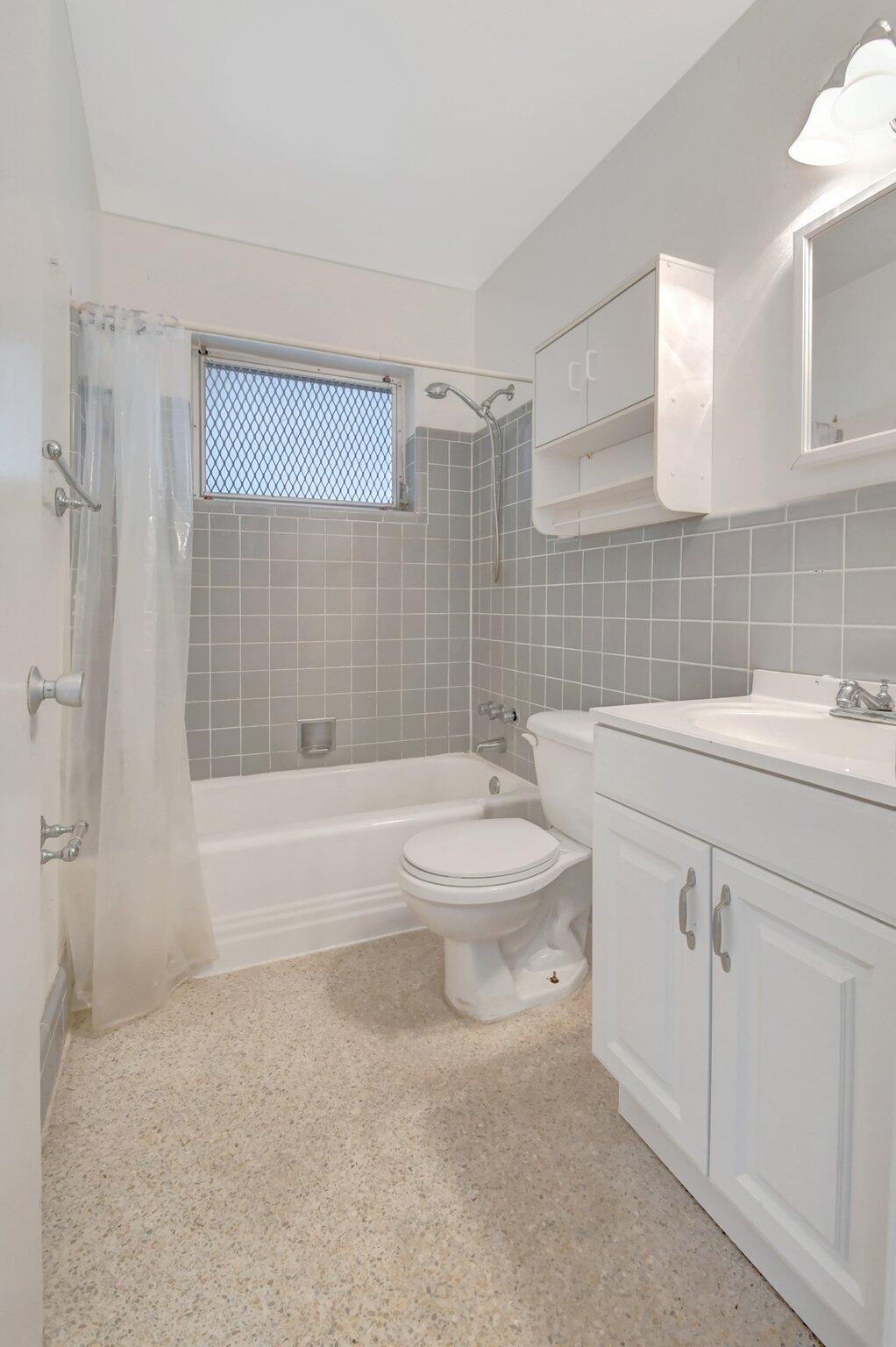 65 Northwest 12th Avenue Boca Raton, FL 33486 - Photo 28 of 47 Bathroom # 2