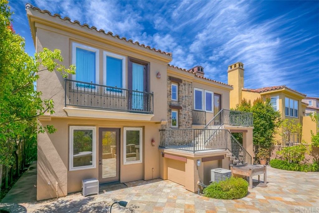 31 Climbing Vine Irvine, CA 92603 - Photo 16 of 20 a front view of a house with a garden