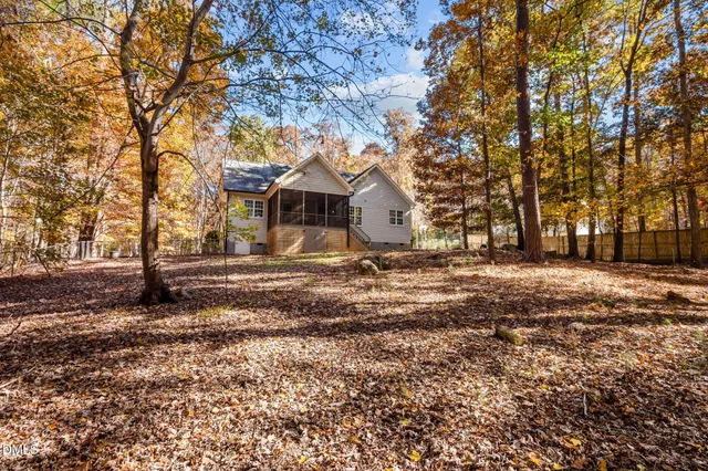a view of a yard with a house