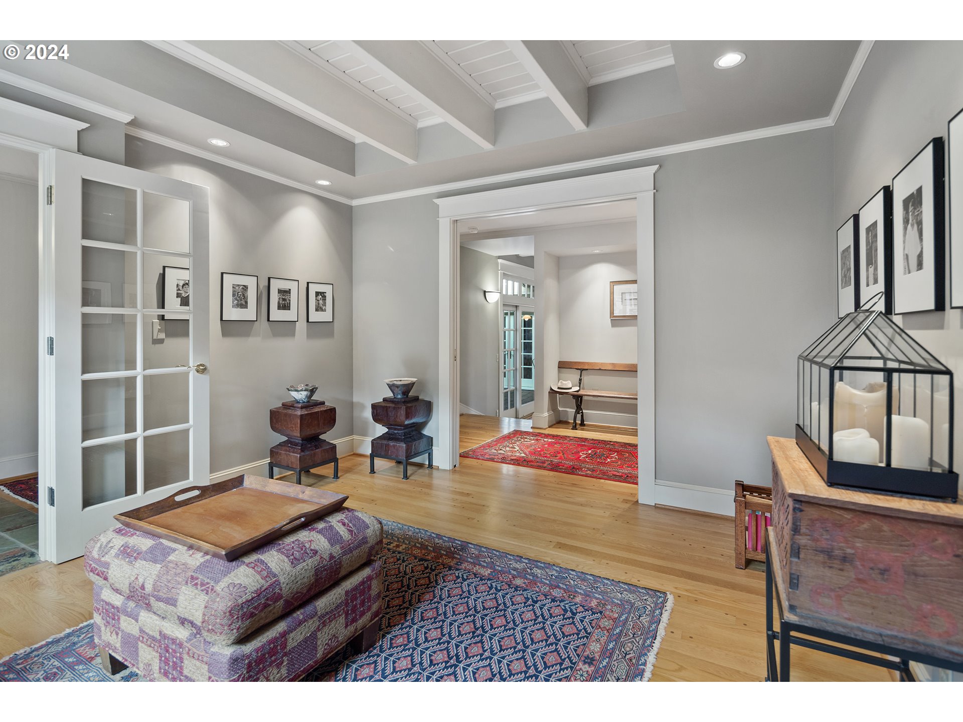 1803 South Riverdale Road Portland, OR 97219 - Photo 15 of 48 a living room with furniture
