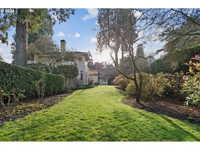 a view of a back yard